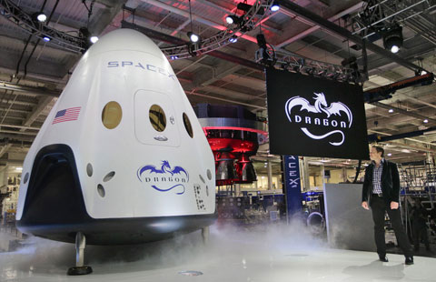 Elon Musk unveils SpaceX Dragon V2 spacecr