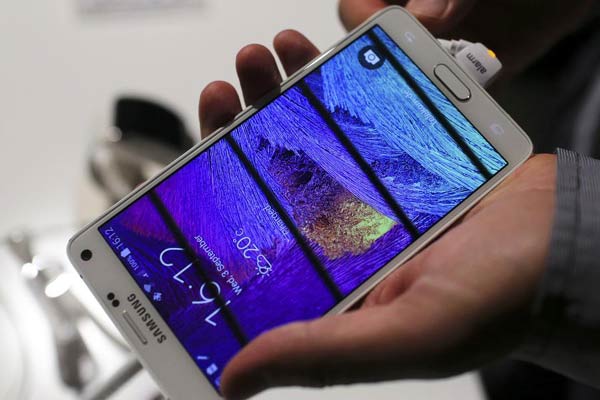 Samsung takes a bite out of Apple with Note 4