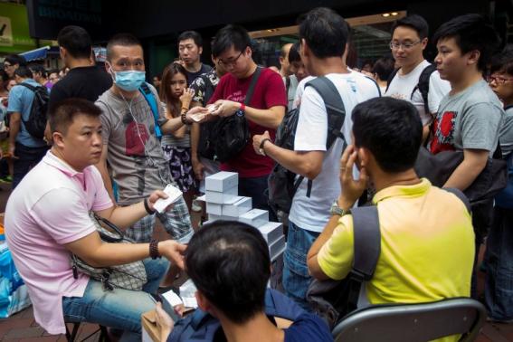 Opportunists cash in on delayed iPhone launch in China
