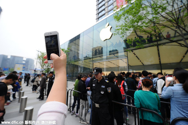 Fans queue to get their hands on Apple Watch