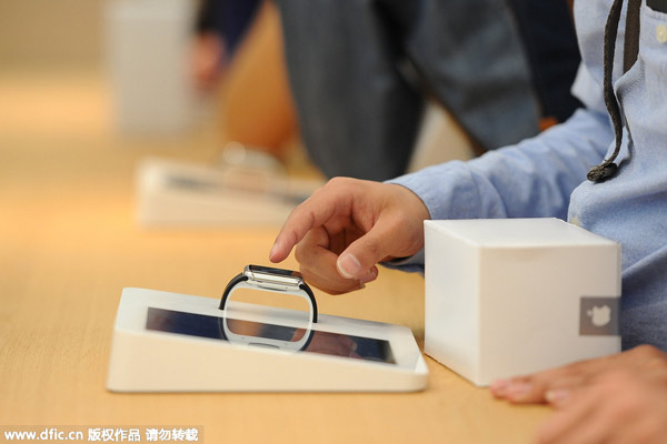 Fans queue to get their hands on Apple Watch