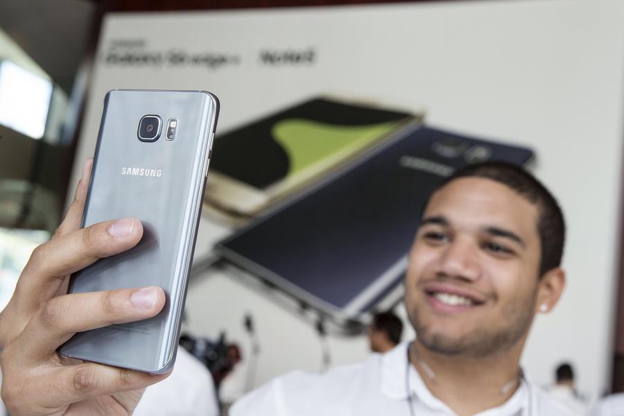 Samsung Electronics unveils high-end phones