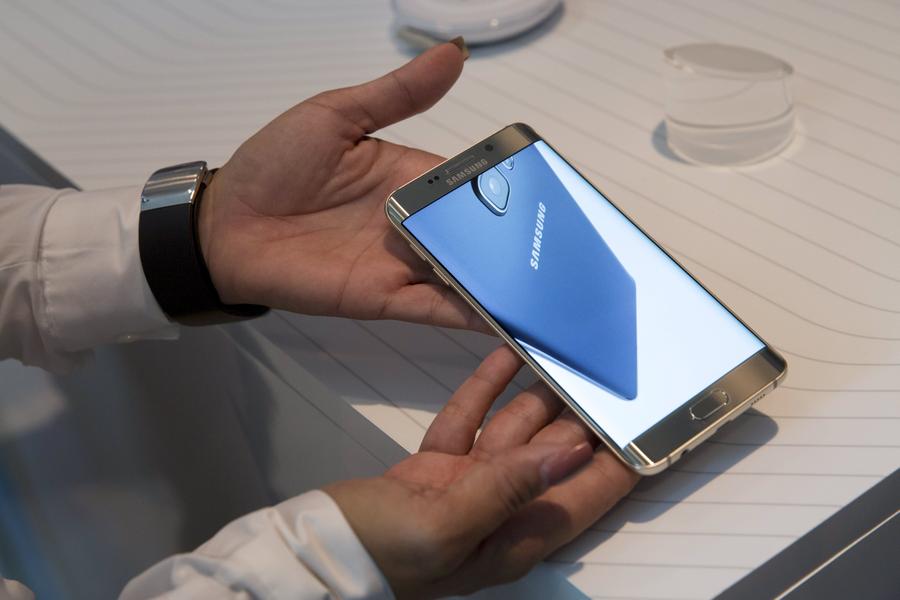 Samsung Electronics unveils high-end phones
