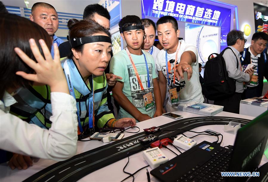Science and technology experience items attract crowds in Beijing