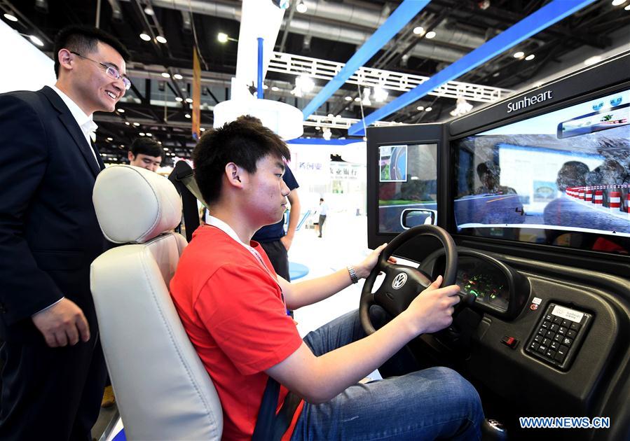 Science and technology experience items attract crowds in Beijing