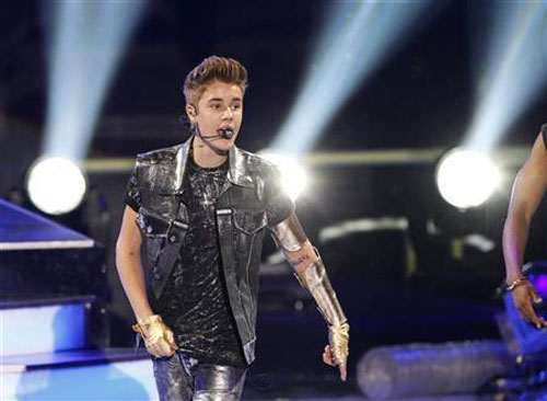 Judge tosses Bieber paparazzo chase case