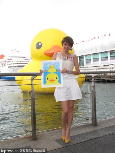 Gigi Leung poses with Rubber Duck of HK