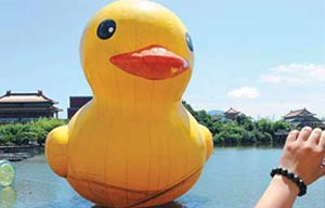 Gigi Leung poses with Rubber Duck of HK