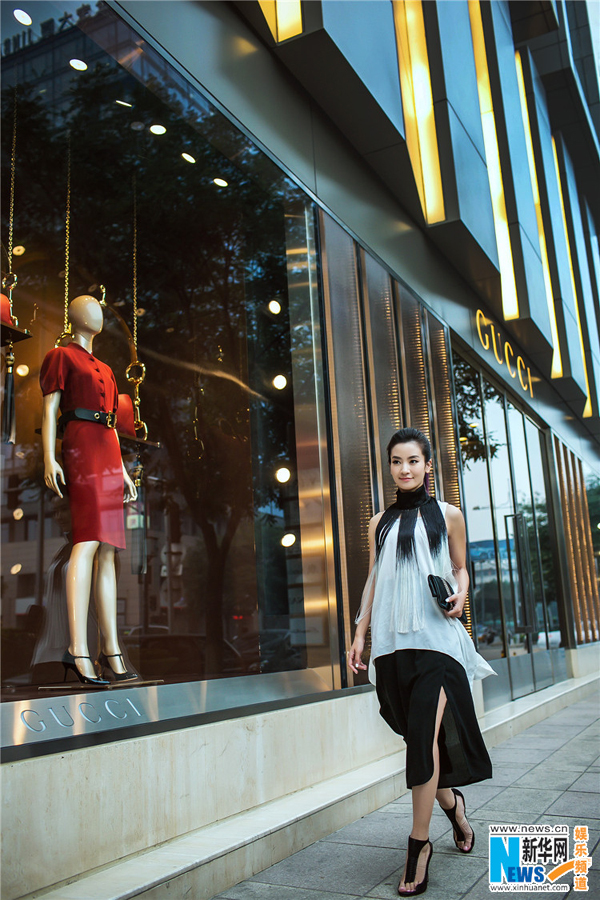 Fashionable girl Li Sheng in black and white dress