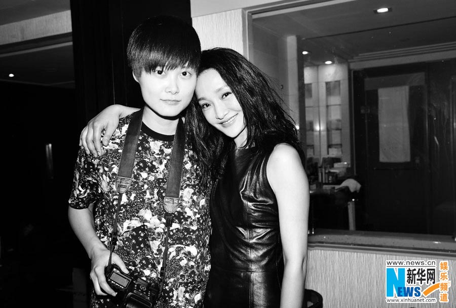 Li Yuchun takes black-and-white photos of Zhou Xun