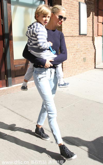 Hot celebrity moms