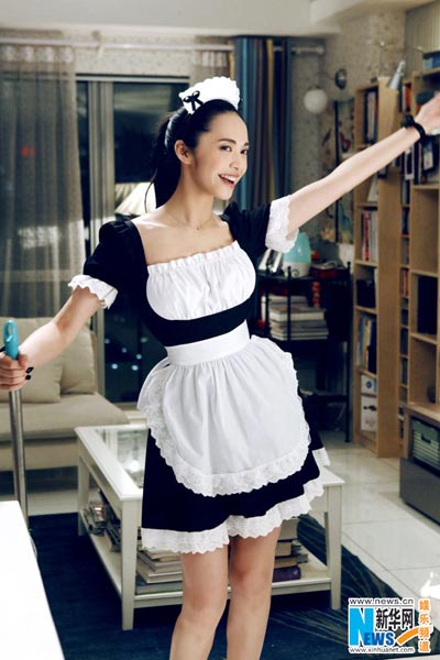 Yao Chen dances in cosplay costume