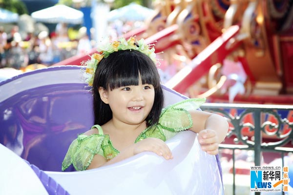 Wang Shiling visits Disney World with parents