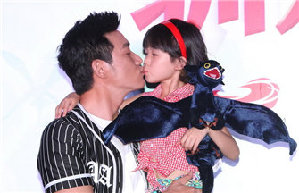 Actor Lu Yi poses for magazine with lovely daughter
