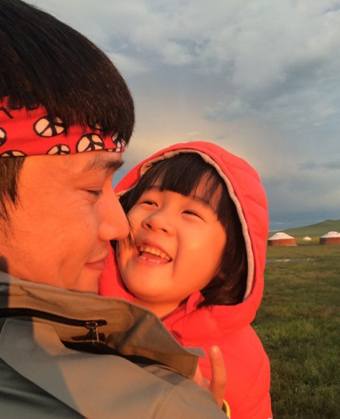 Happy moments of actor Lu Yi with his daughter