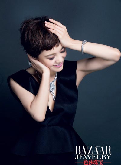 Elegant Amber Kuo pose with fine jewelry