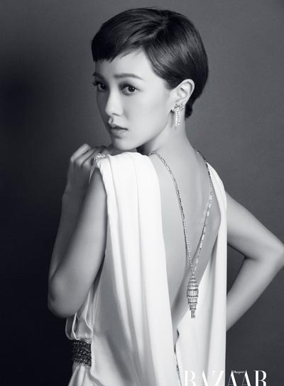 Elegant Amber Kuo pose with fine jewelry