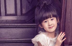 Lu Yi's childhood photo compared with daughter's