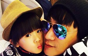 Lu Yi's childhood photo compared with daughter's