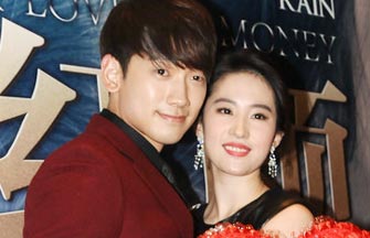 Hsu Chi and Zhou Yun poses for Harper's Baza