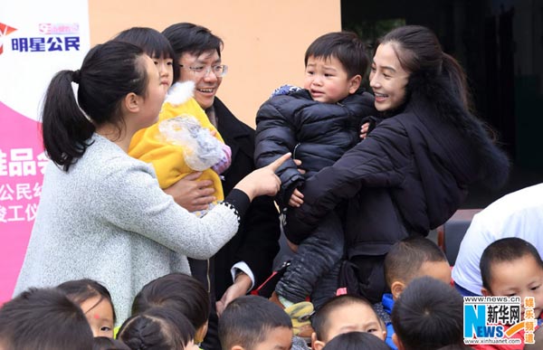 Angelababy visits children in Sichuan