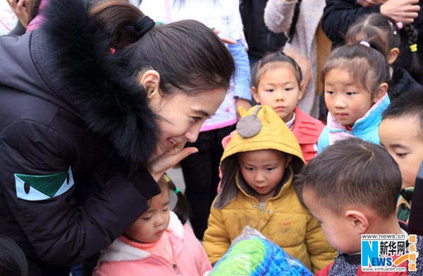 Angelababy visits children in Sichuan