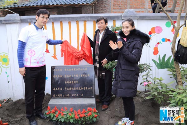 Angelababy visits children in Sichuan