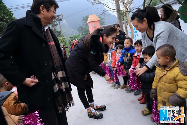 Angelababy visits children in Sichuan