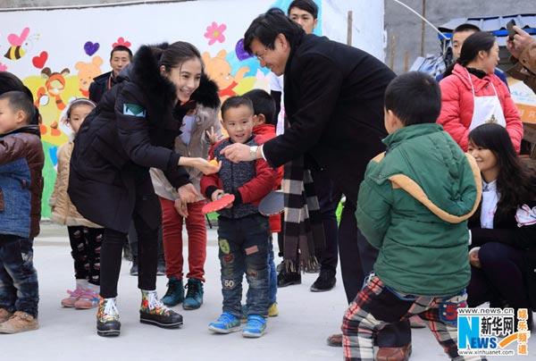 Angelababy visits children in Sichuan