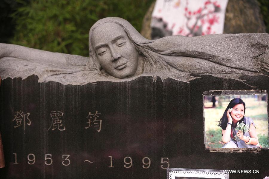 Fans mark death anniversary of Teresa Teng in Taiwan