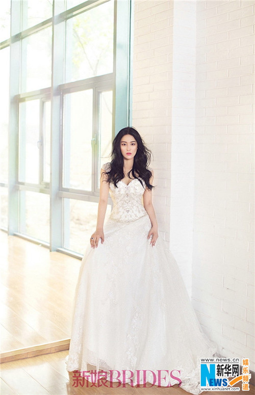 Elegant Zhang Xinyu poses for BRIDES magazine