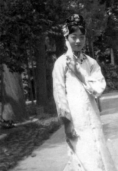 Evolution of Chinese beauties in a century