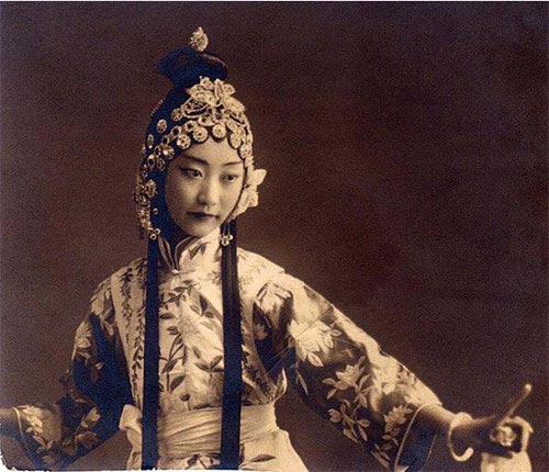 Evolution of Chinese beauties in a century