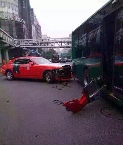 <EM>Gangnam Style</EM> star Psy's Rolls Royce crashes into bus in SE China