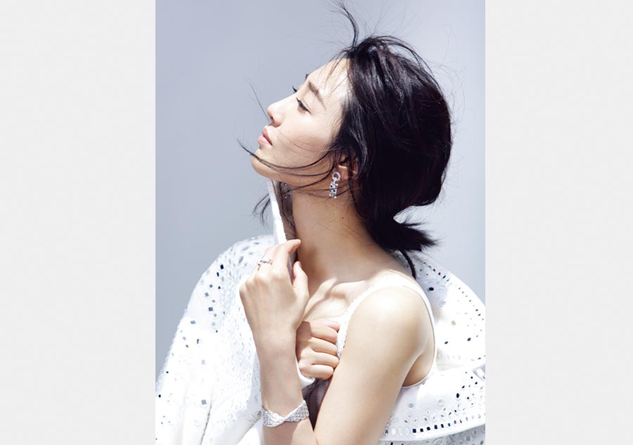 Actress Bai Baihe graces fashion magazine