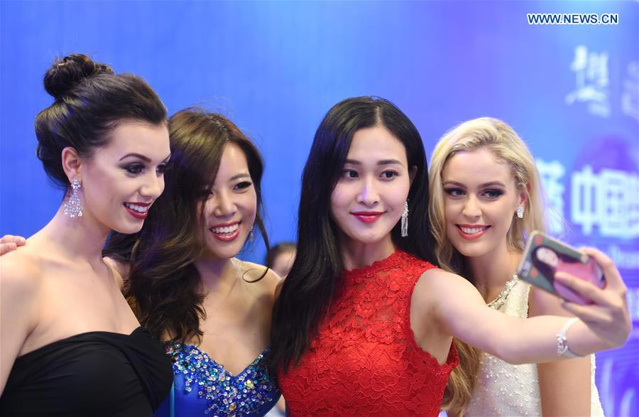 Finalists of Miss World take selfies