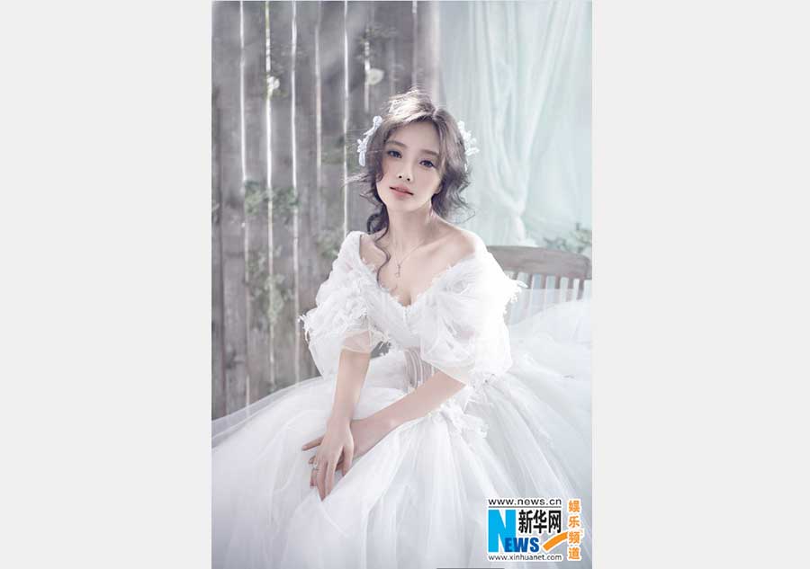 Actress Li Xiaolu releases bridal fashion shots