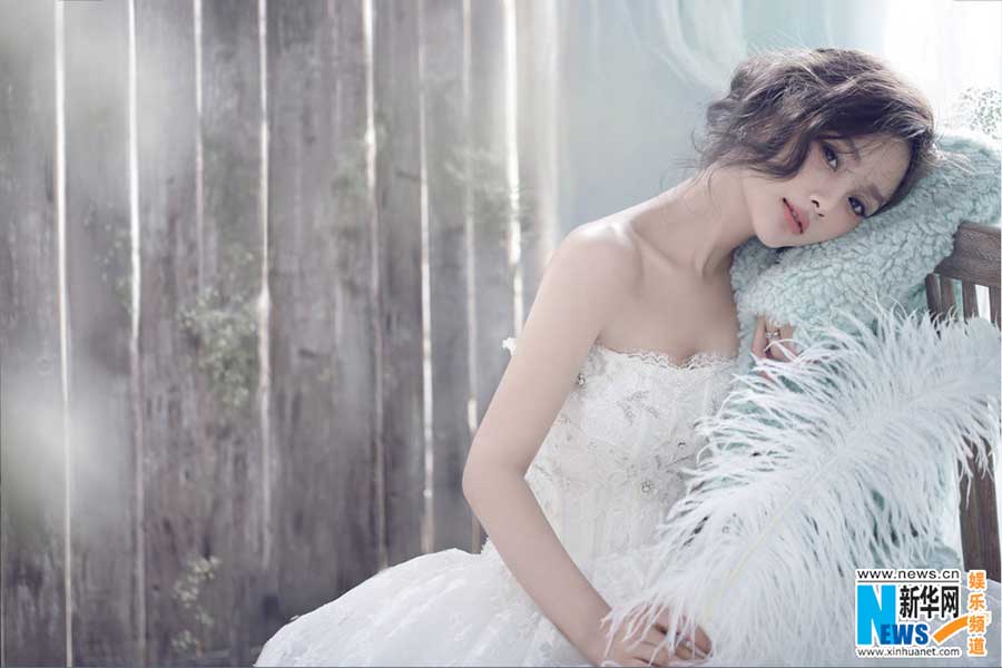 Actress Li Xiaolu releases bridal fashion shots