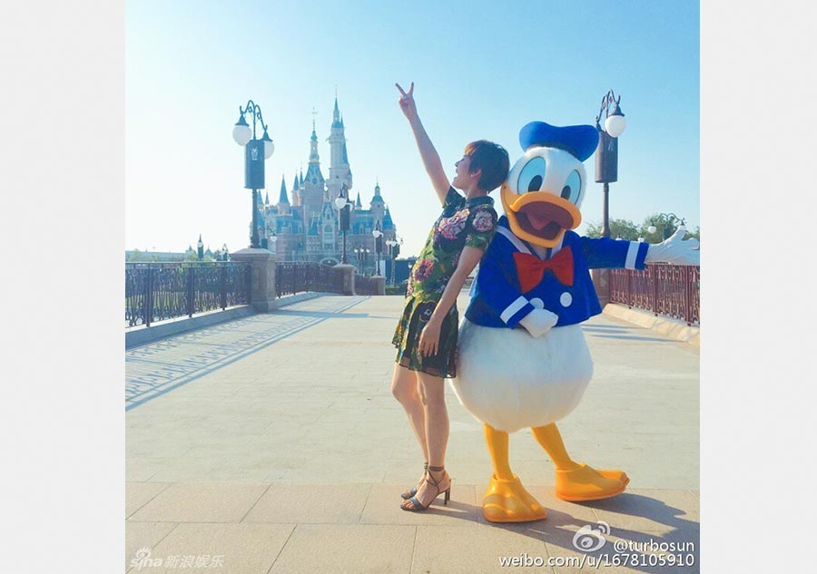 Sun Li has fun at Shanghai Disney Resort