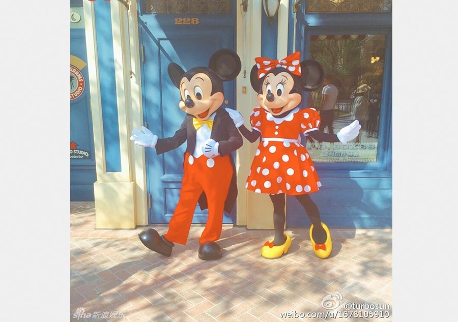 Sun Li has fun at Shanghai Disney Resort