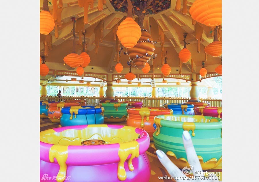 Sun Li has fun at Shanghai Disney Resort