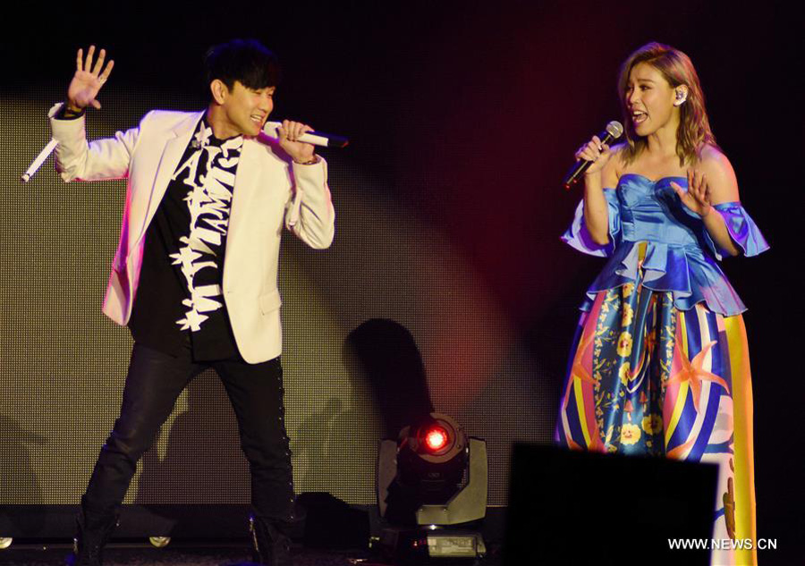JJ Lin performs with Jess Lee at concert