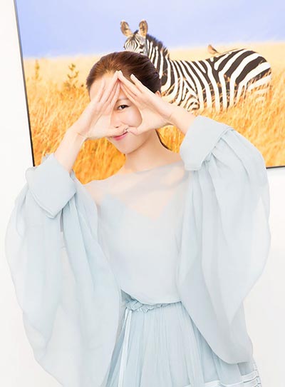 Actress Jiang Yiyan's photo exhibition wows fans in Shanghai