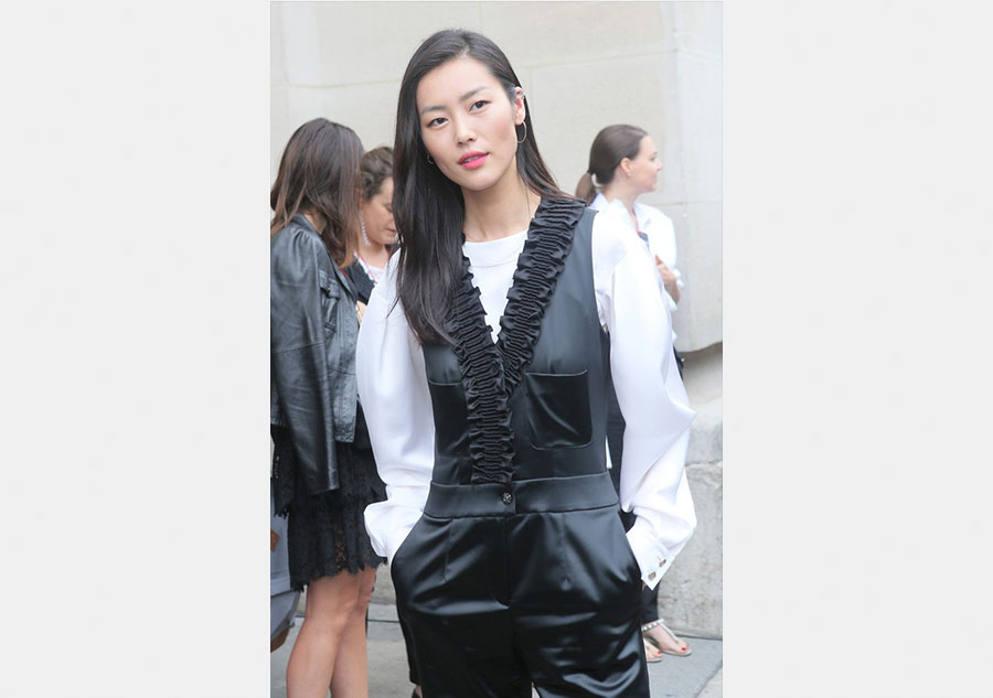 Chinese super model attends Paris Fashion Week