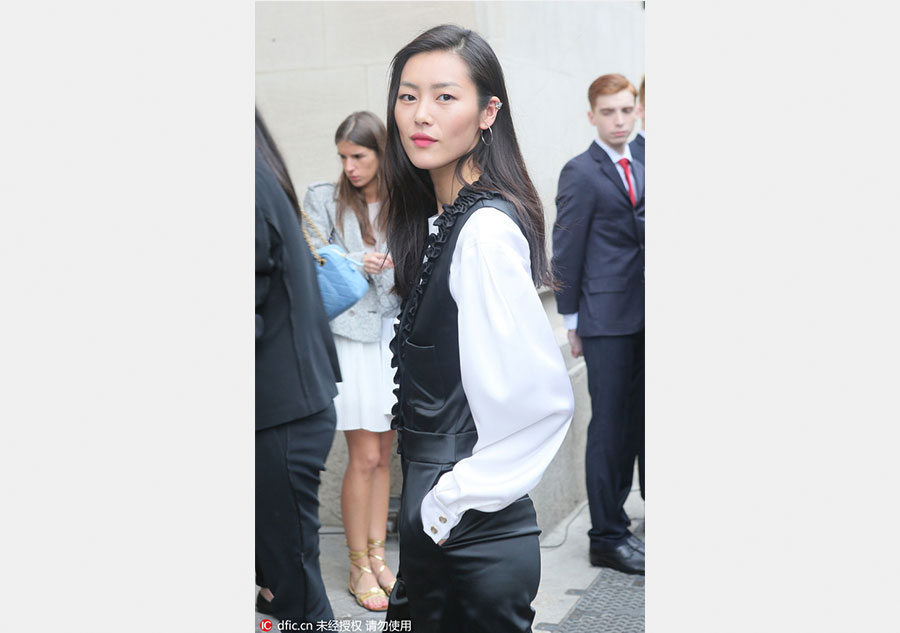 Chinese super model attends Paris Fashion Week