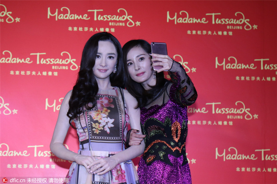 Yang Mi unveils her statue in Beijing