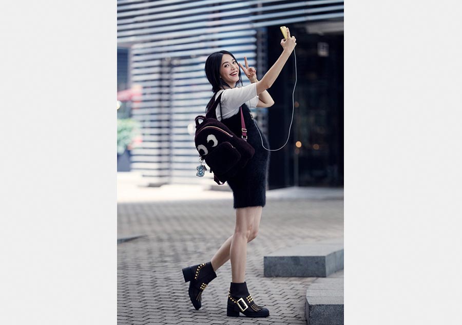 Pregnant Yao Chen poses for street snaps