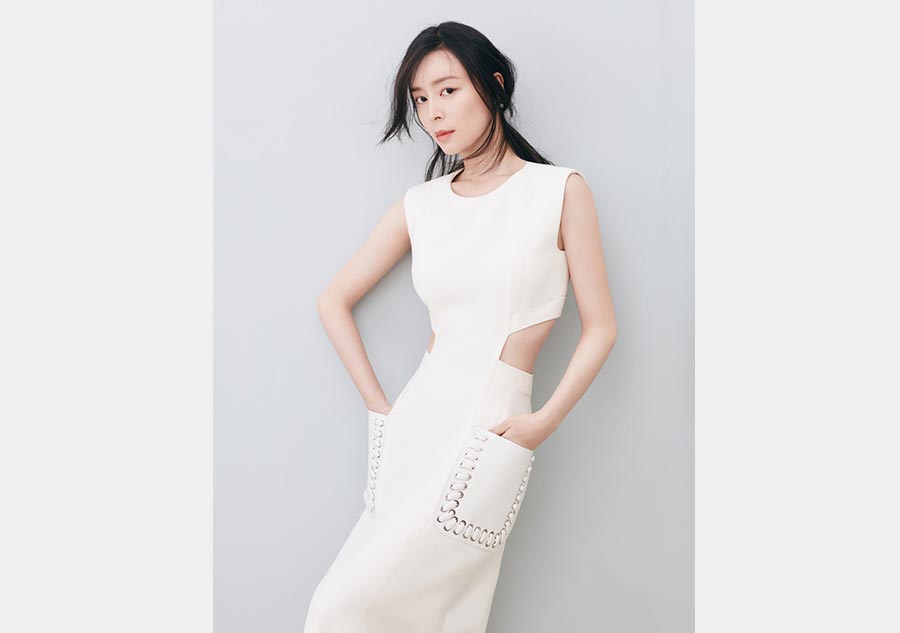 Actress Zhang Jingchu shows off her curves