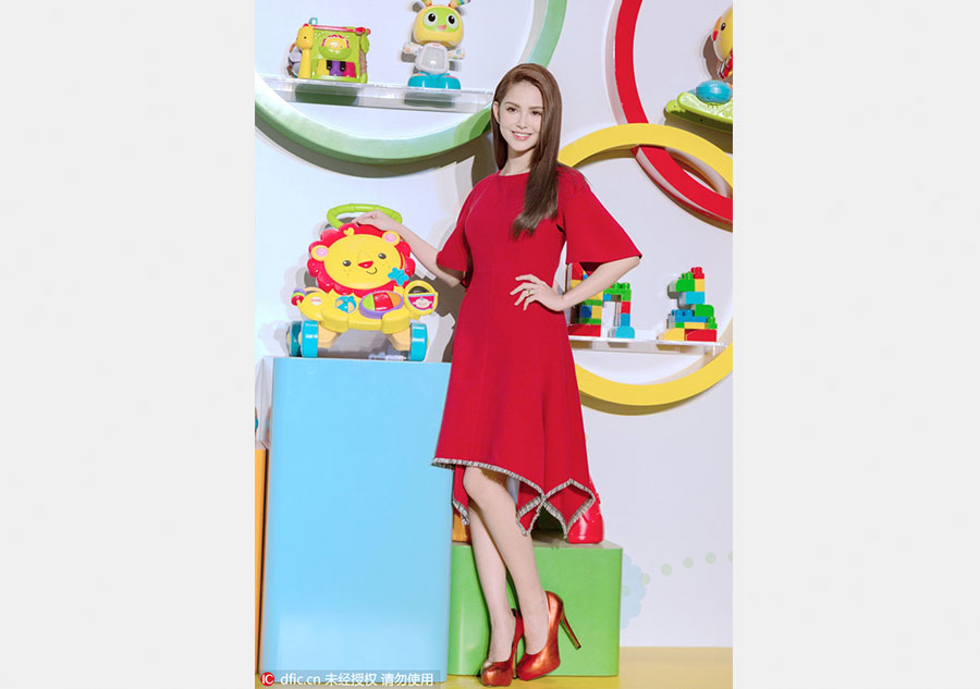 Hannah Quinlivan presents in Shanghai