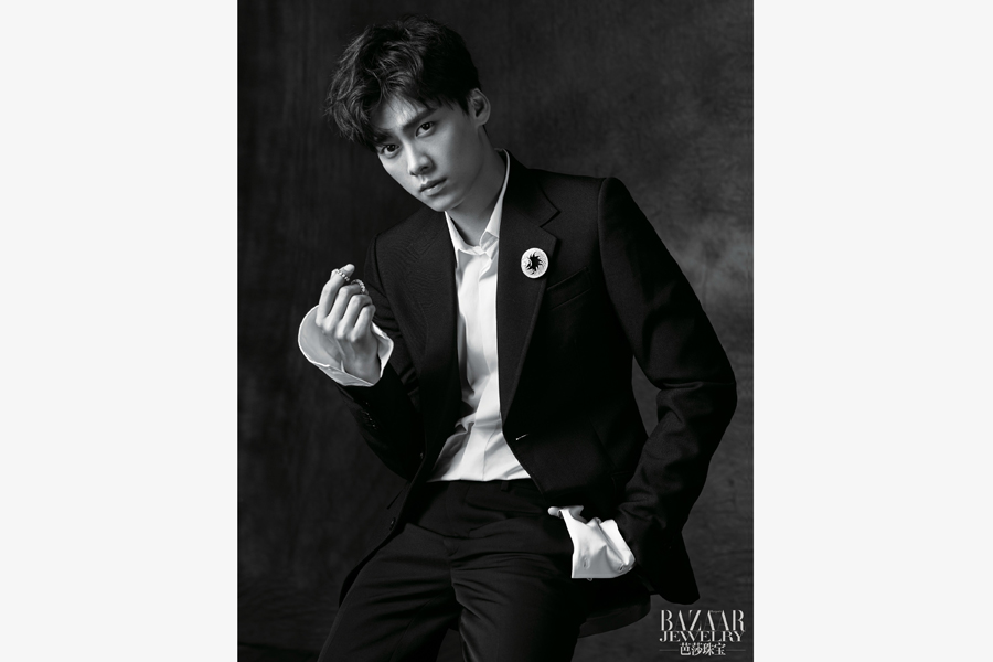 Actor Li Yifeng releases fashion photos for 'Bazaar'